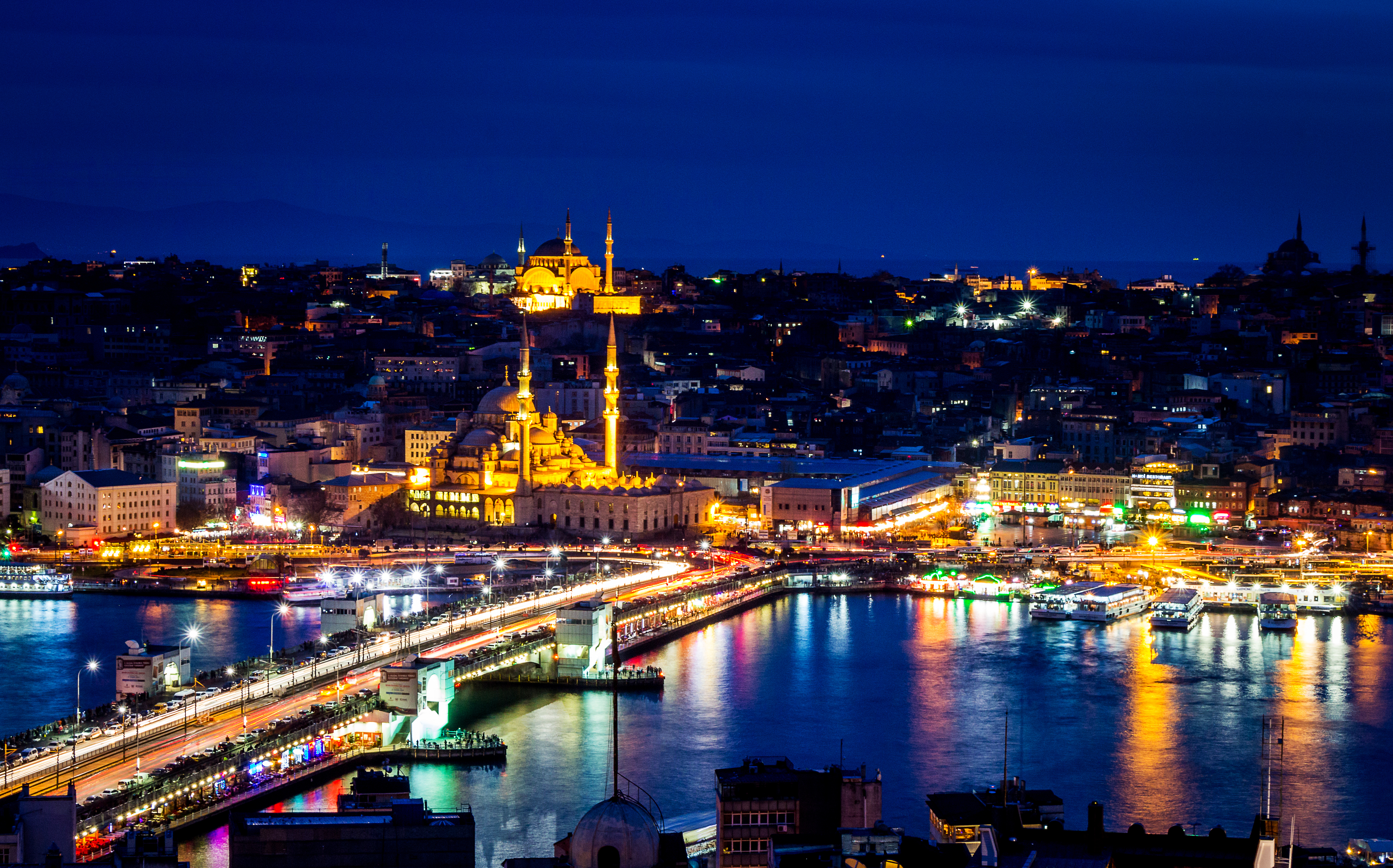 Istanbul_at_night_(16193962812)
